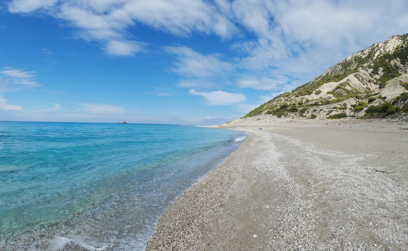 Foto af Gialos beach med brun fin sten overflade