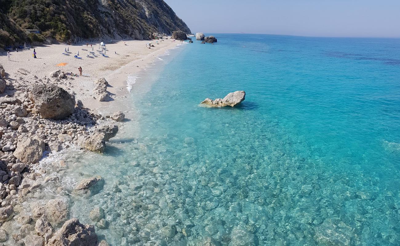 Foto af Megali Petra beach med let fin sten overflade