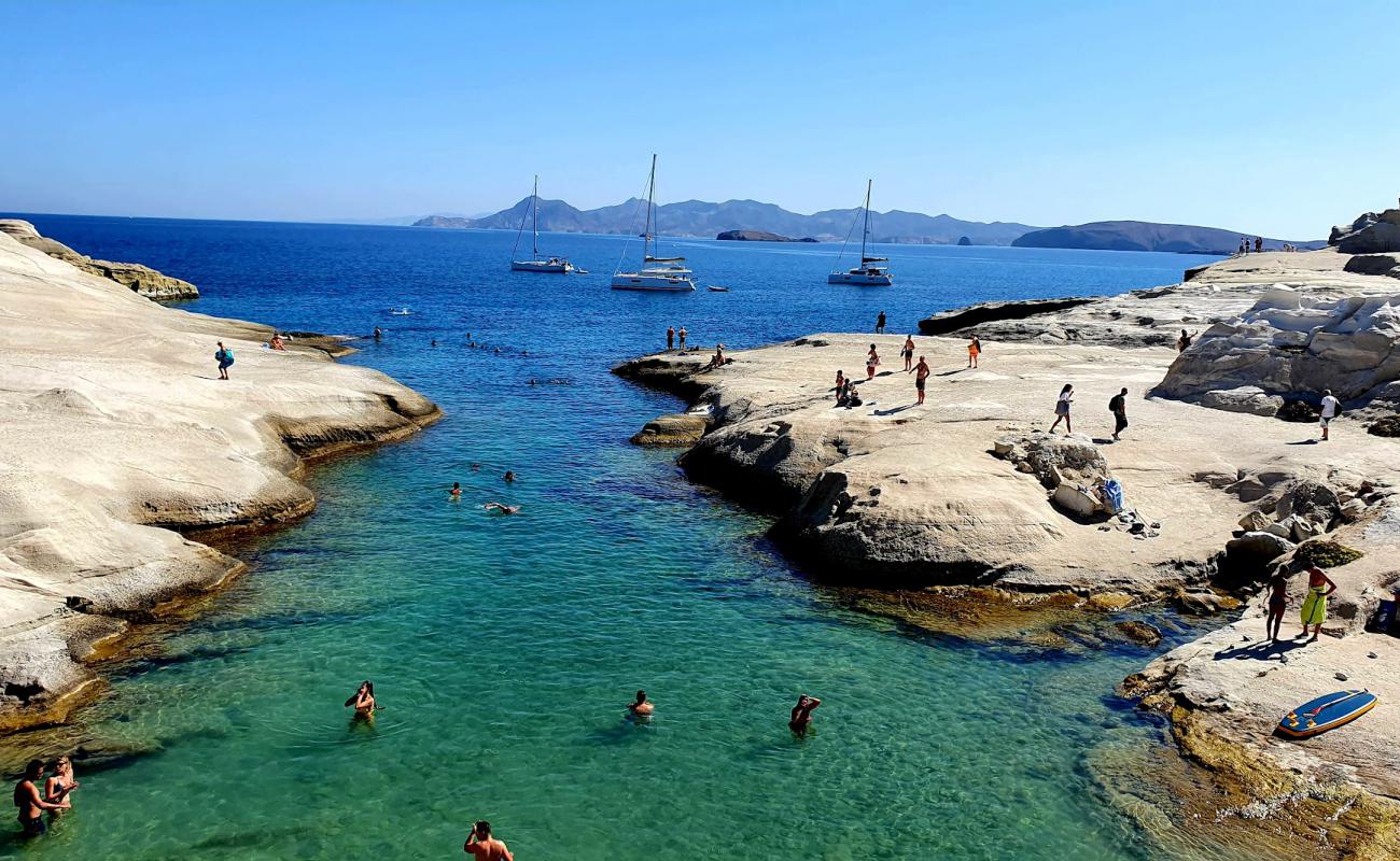 Foto af Sarakiniko Beach med sten overflade