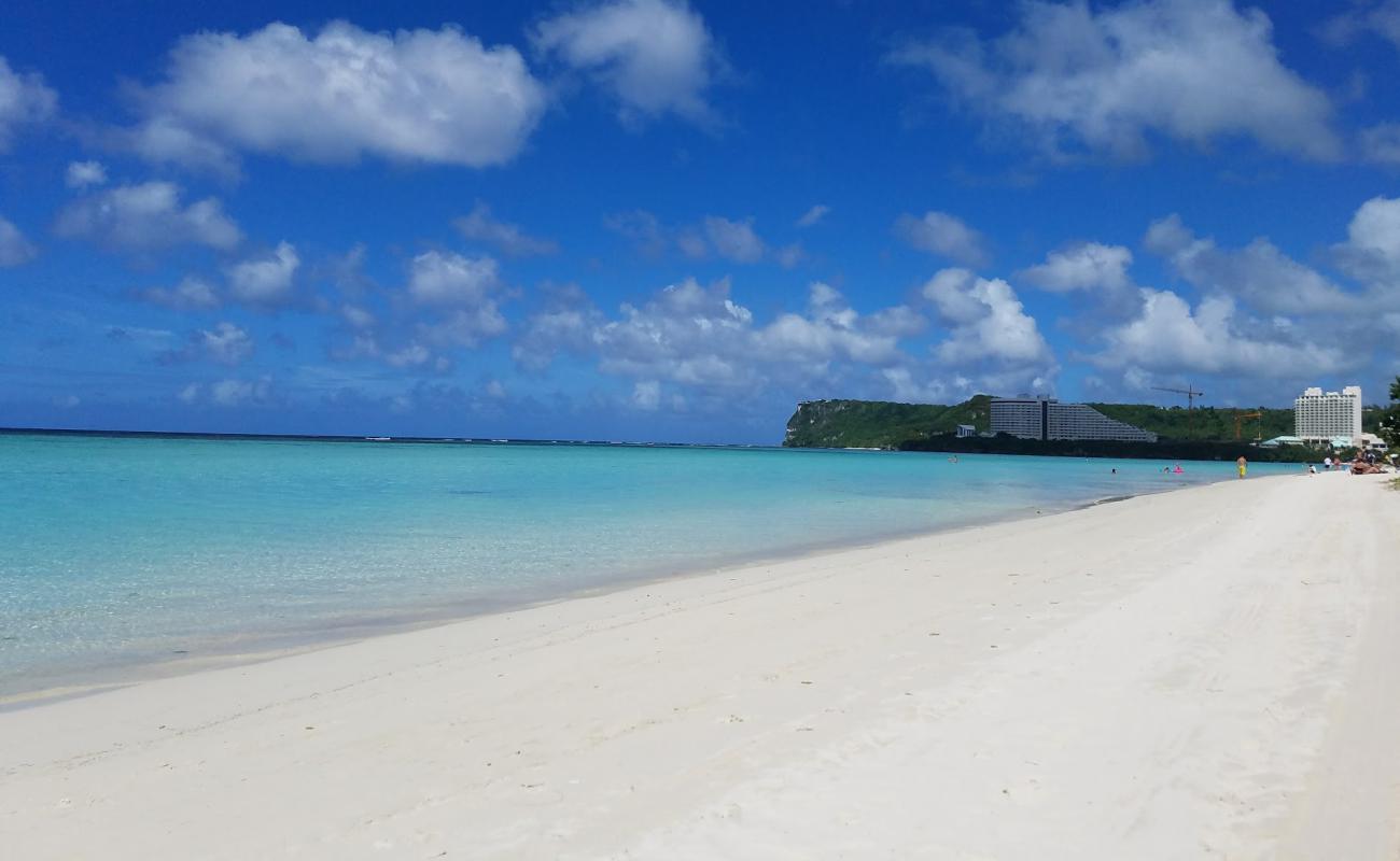 Foto af Fujita Beach med hvidt fint sand overflade