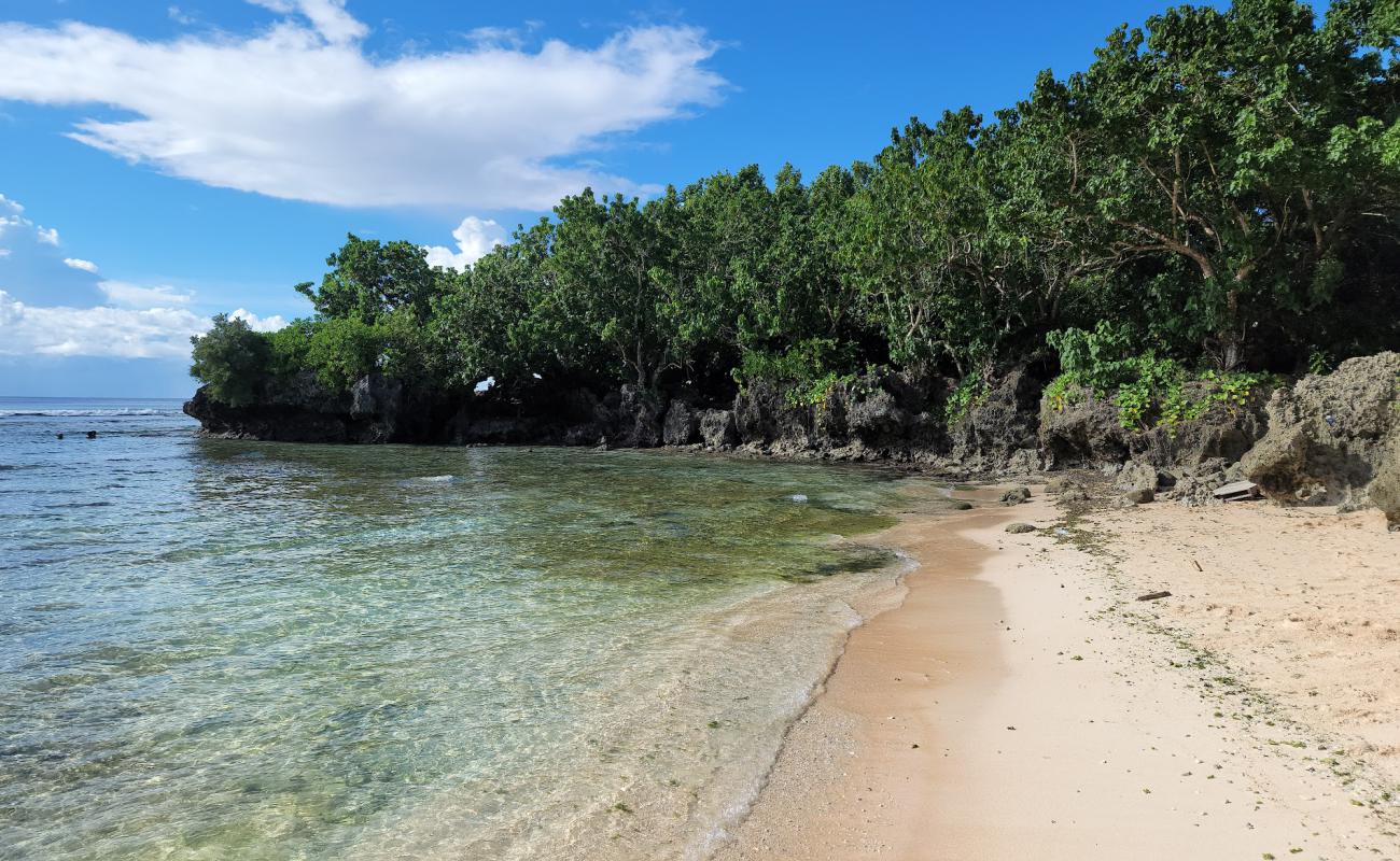 Foto af Tanguisson Beach med lyst sand & sten overflade