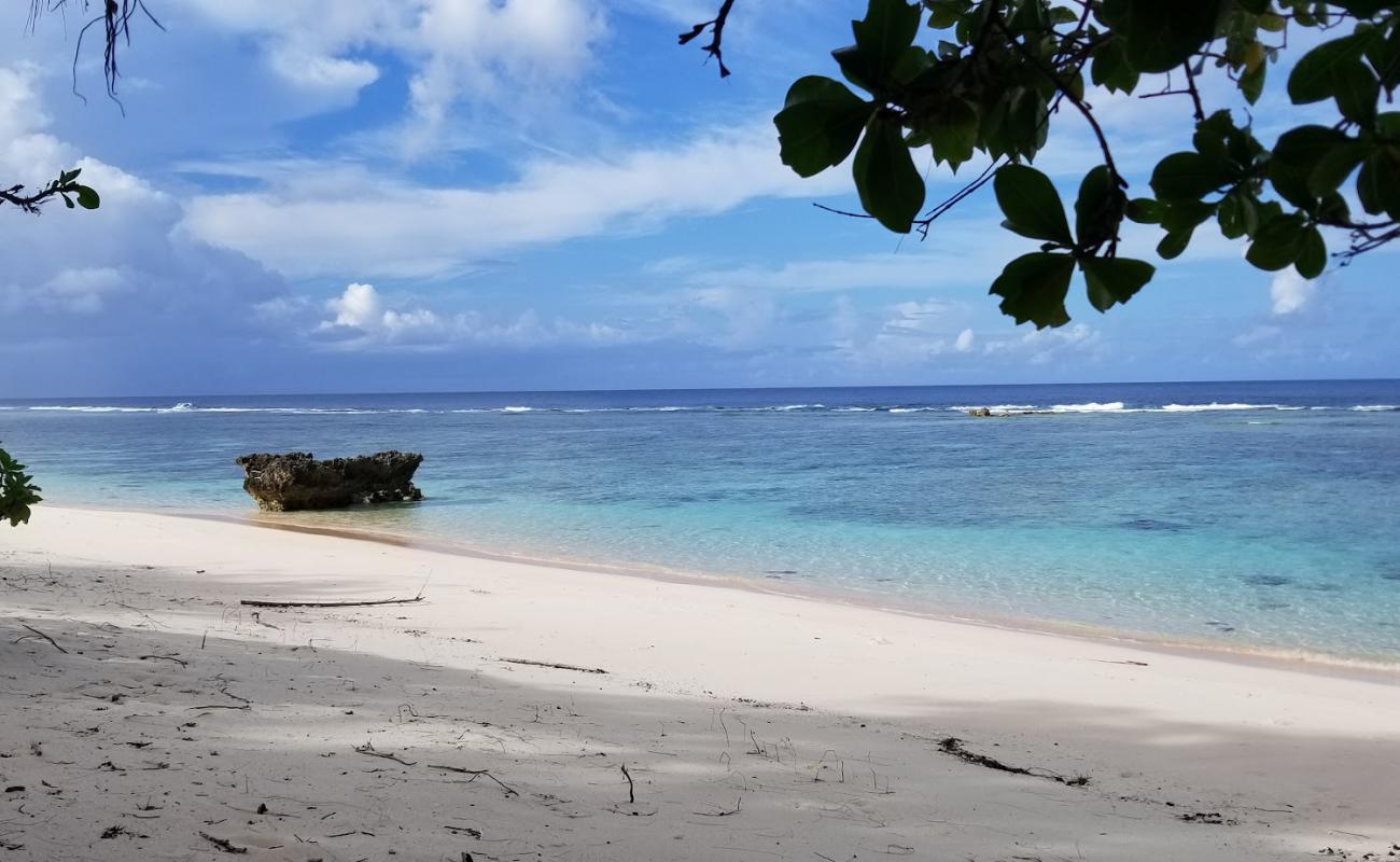 Foto af Jinapsan Beach med lys sand overflade