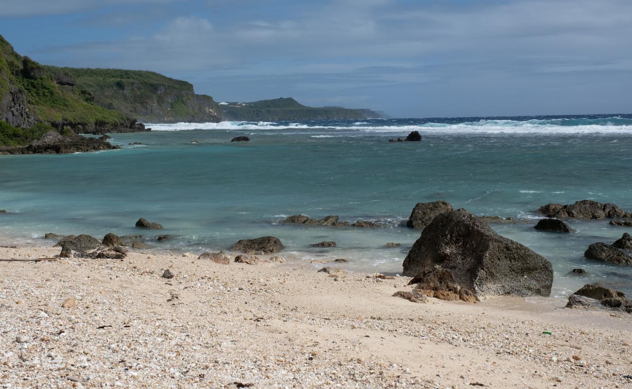 Foto af Taga'chang Beach med lyst sand & sten overflade