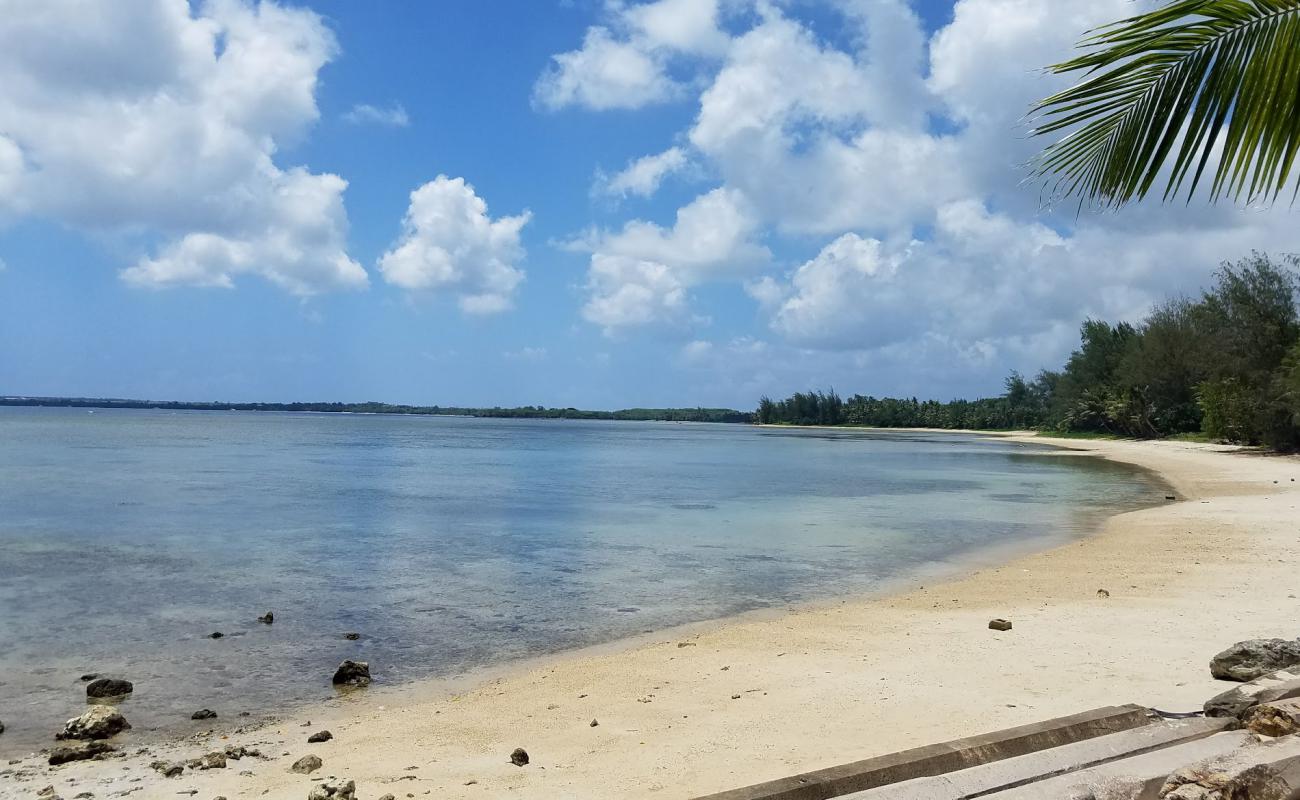 Foto af Salinas Beach med let sand og småsten overflade