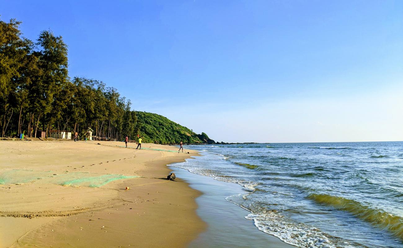 Foto af Querim Beach med lys sand overflade