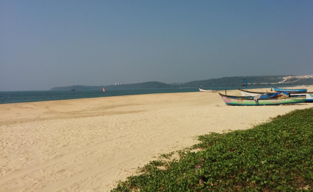 Foto af Velsao Beach med lys sand overflade