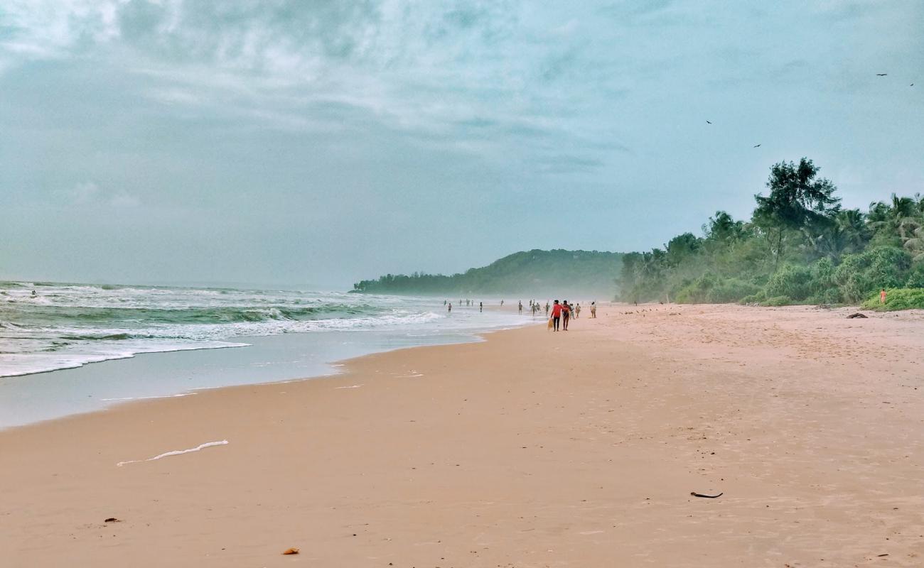 Foto af Alivekodi Beach med lys sand overflade