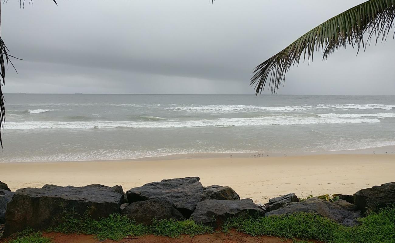 Foto af Sasihitlu beach med lys sand overflade