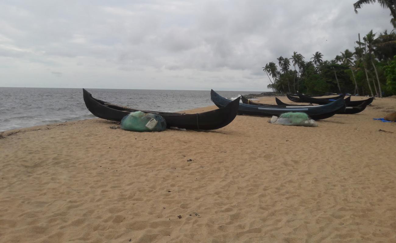 Foto af Puthiya Beach med lys sand overflade