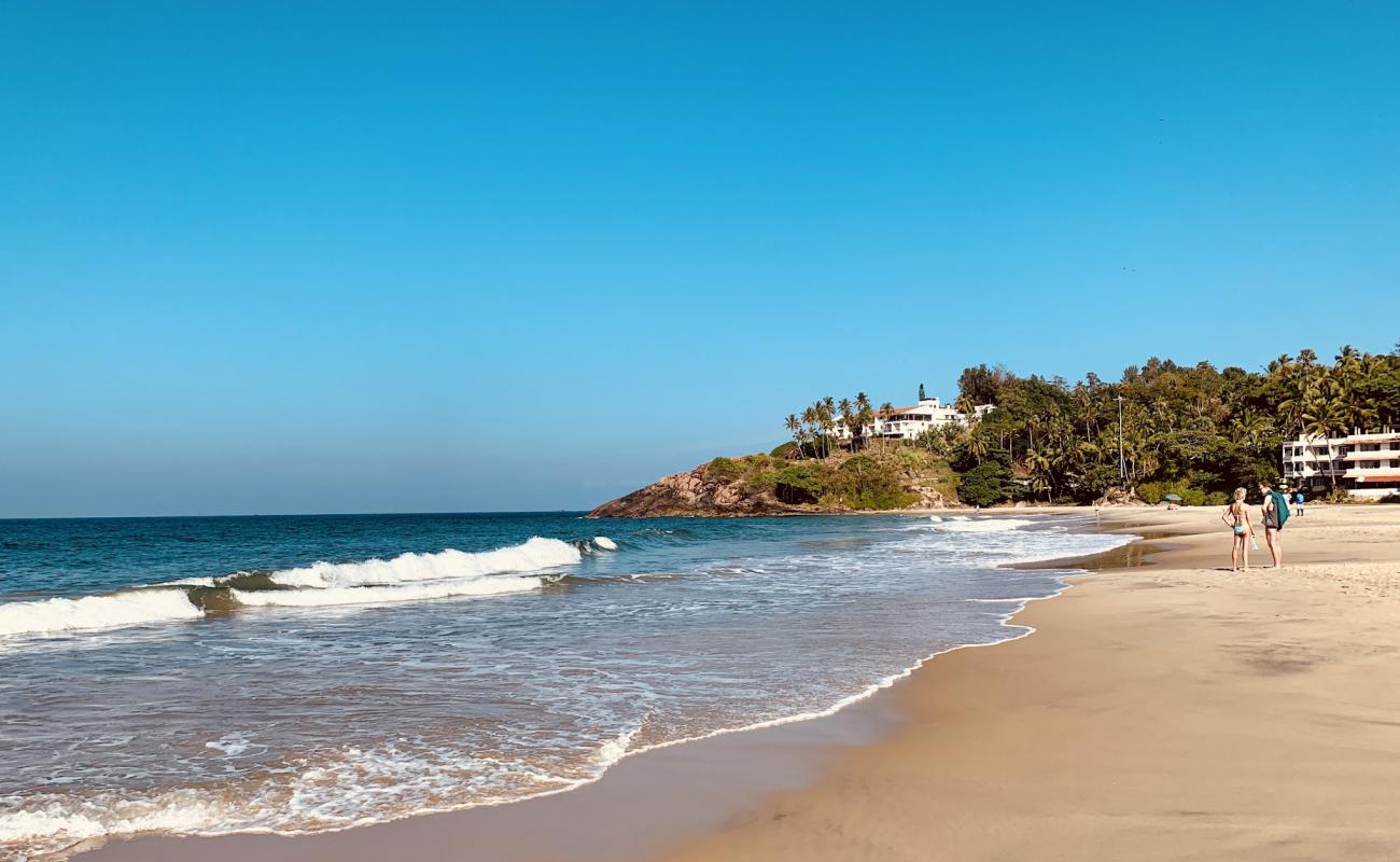 Foto af Kovalam Beach med lys sand overflade