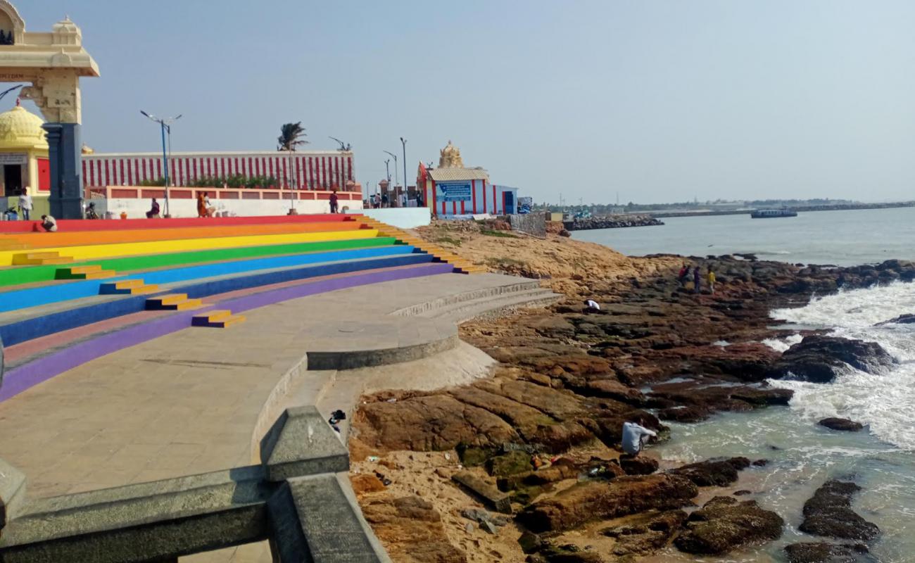 Foto af Kanniyakumari Sunrise Beach med lys sand overflade