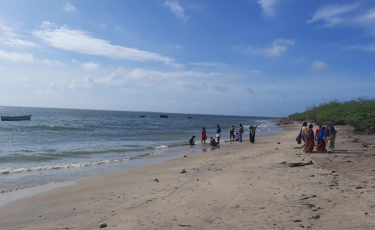 Foto af Ervadi Beach med lys sand overflade