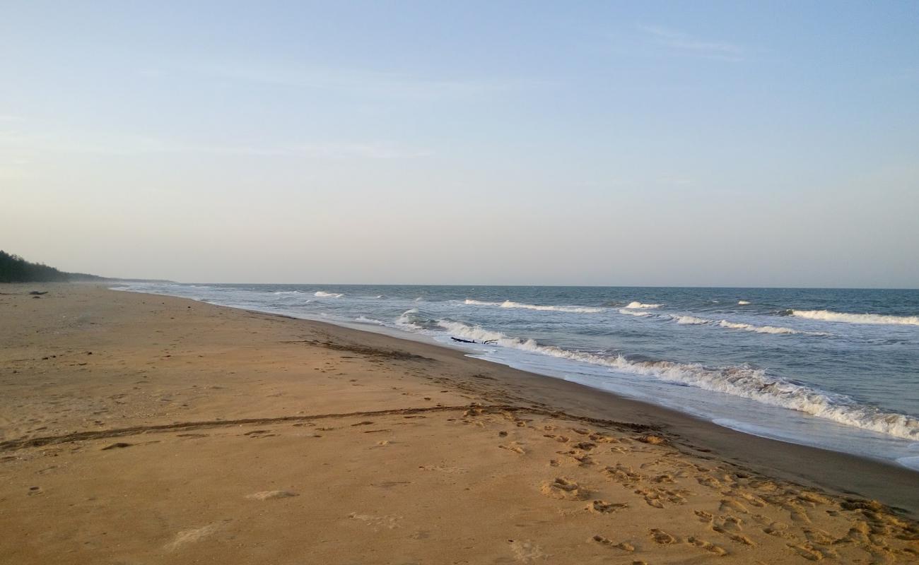 Foto af Koozhaiyar Beach med lys sand overflade