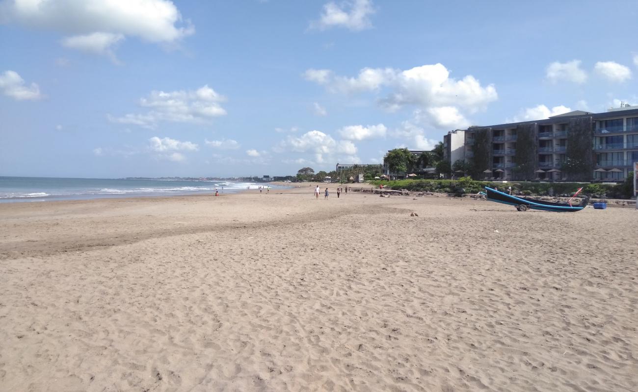 Foto af Petitenget Beach med grå sand overflade