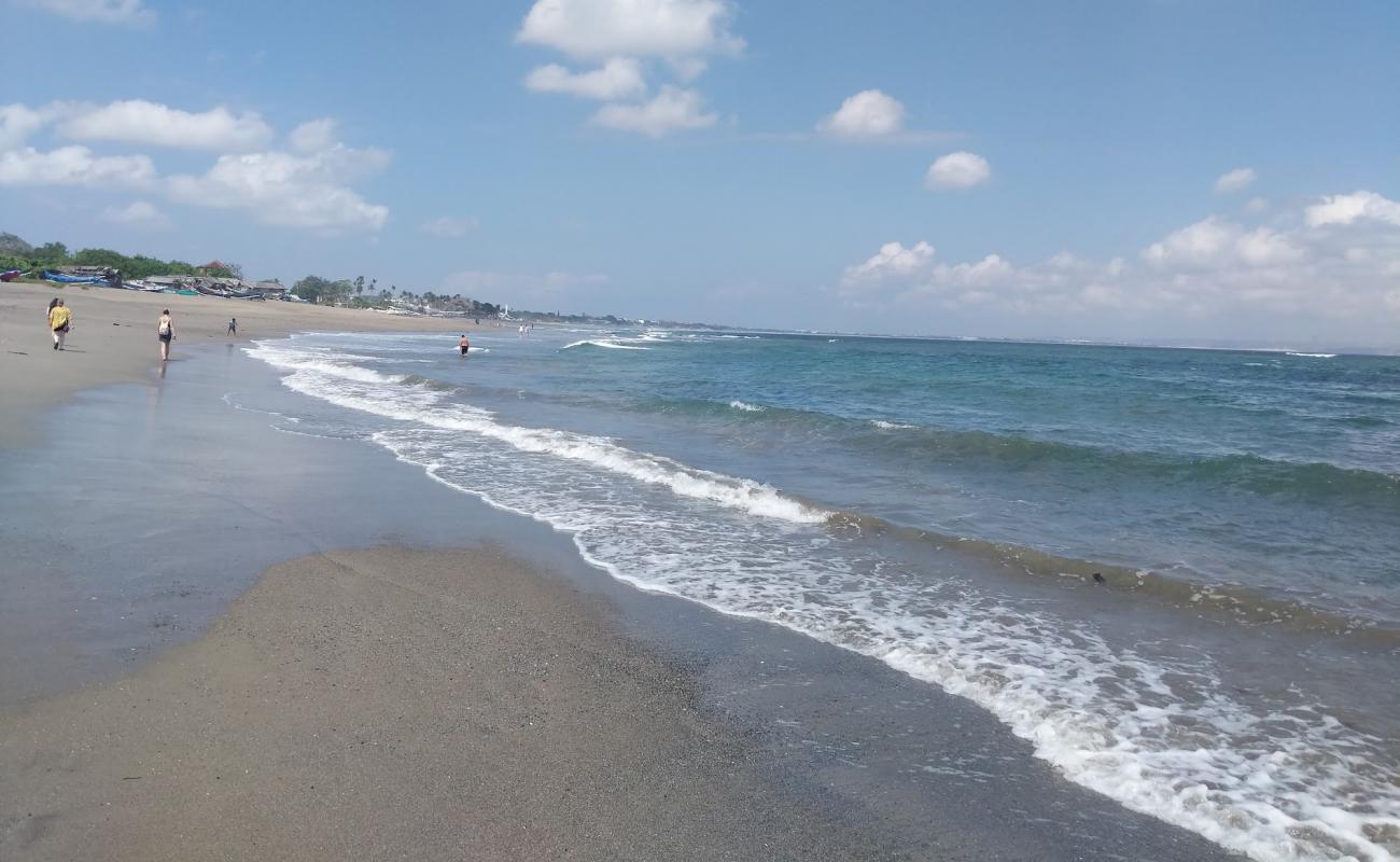 Foto af Berawa Beach med grå sand overflade