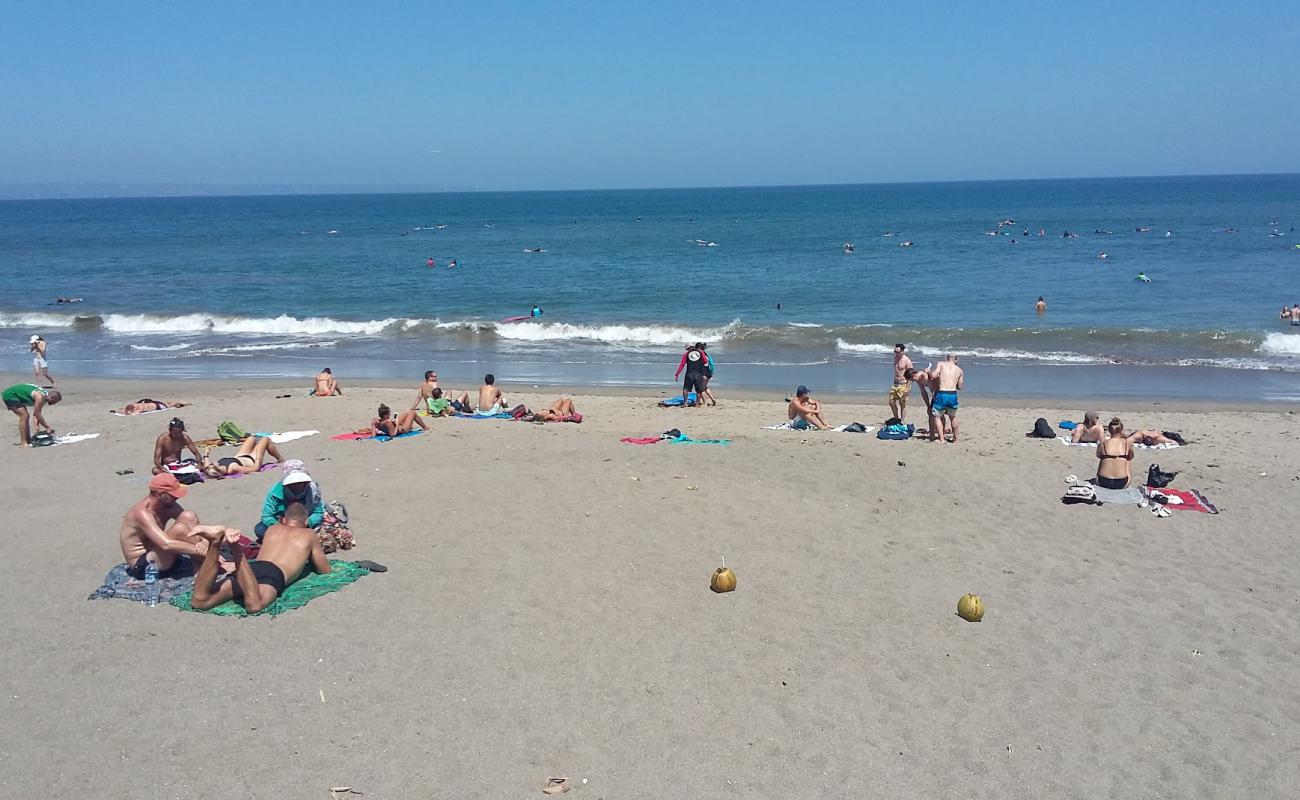 Foto af Batu Bolong Beach med grå sand overflade