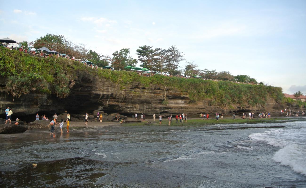 Foto af Tanah Lot Beach med hvidt sand og klipper overflade