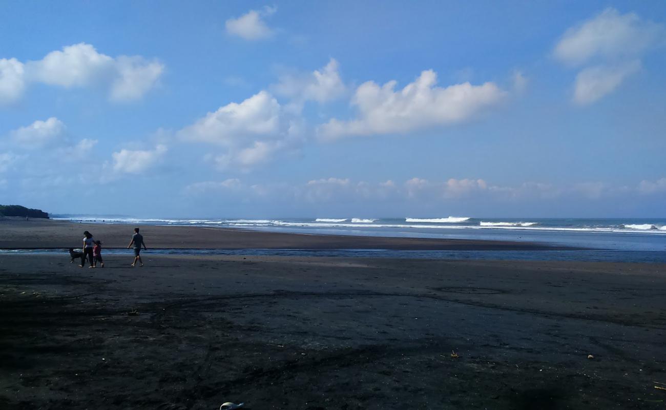 Foto af Kelating Beach med sort sand overflade