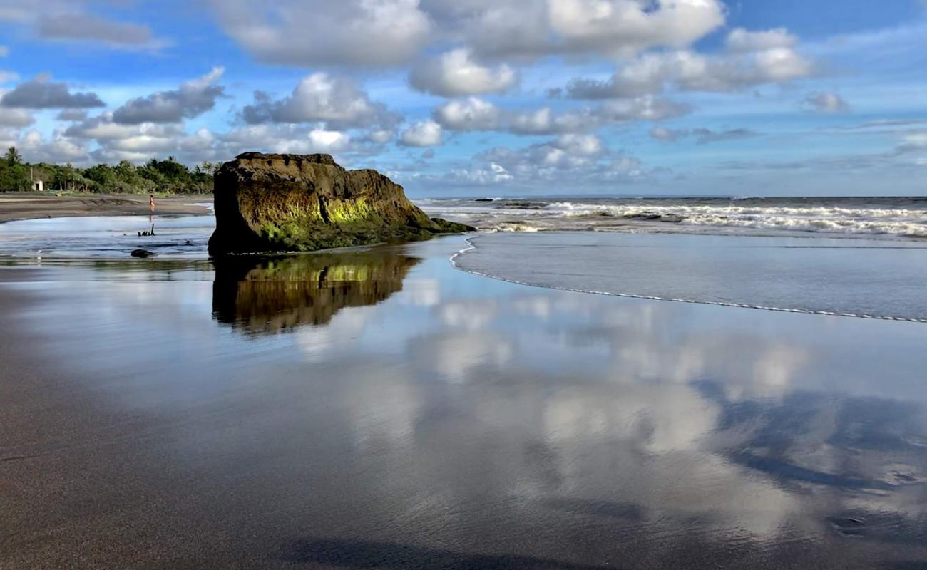 Foto af Bebali Beach med sort sand overflade