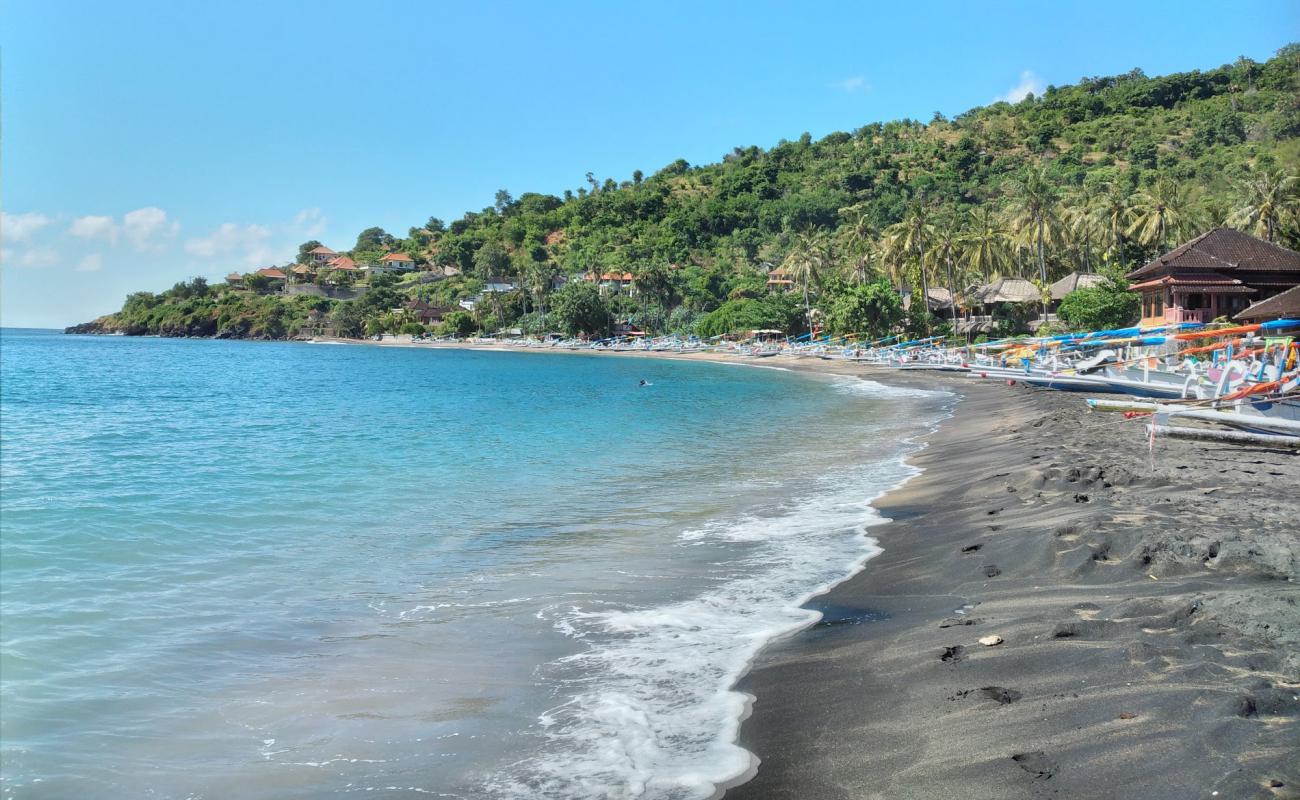 Foto af Lipah Beach med brunt sand overflade