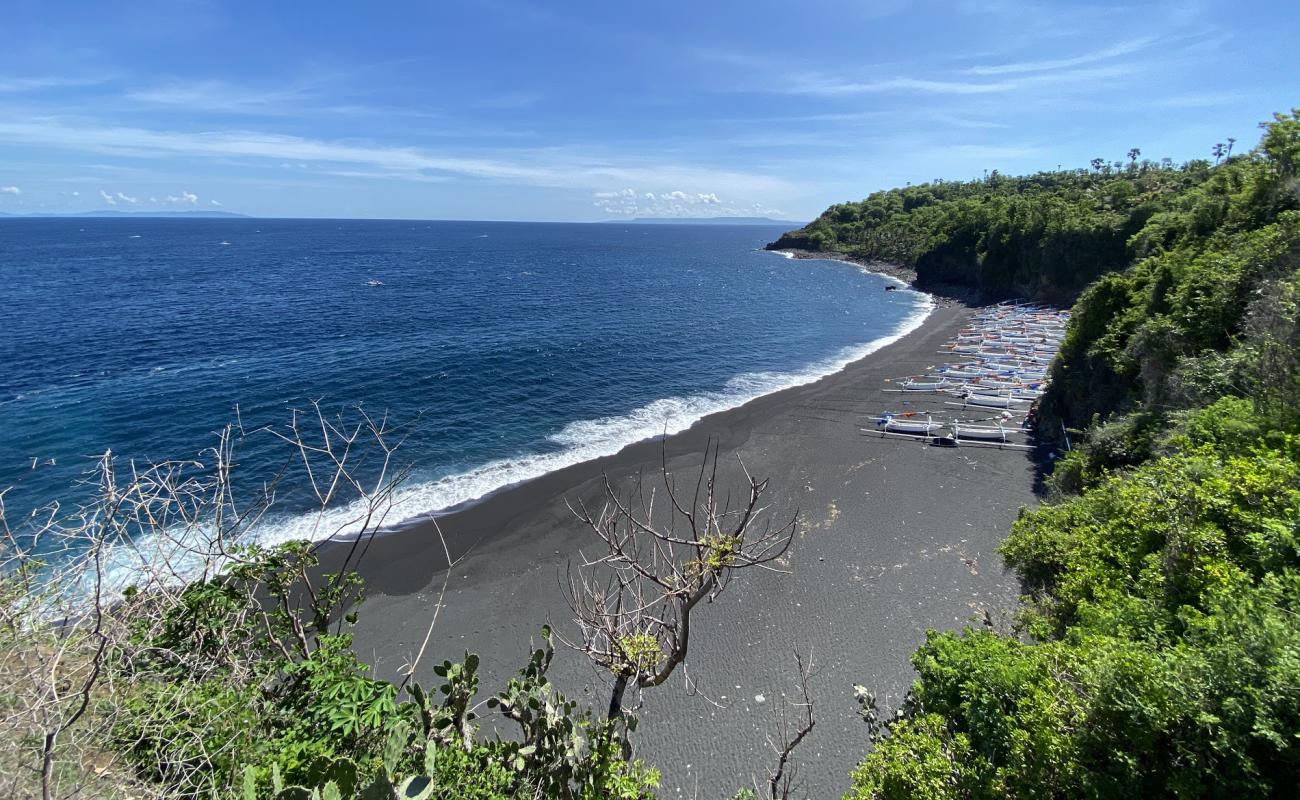 Foto af Black Sand Beach bakket op af klipperne