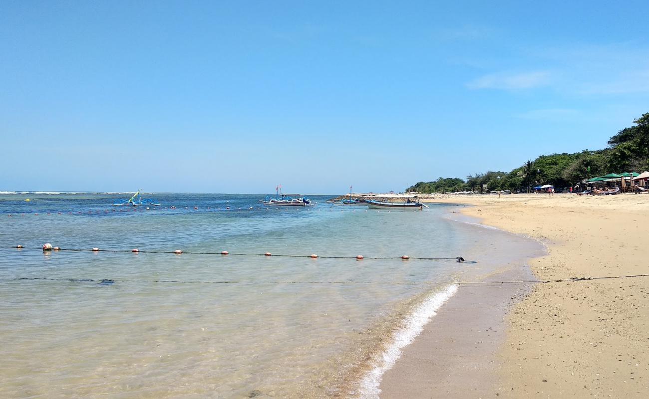 Foto af Sindhu Beach med lys sand overflade