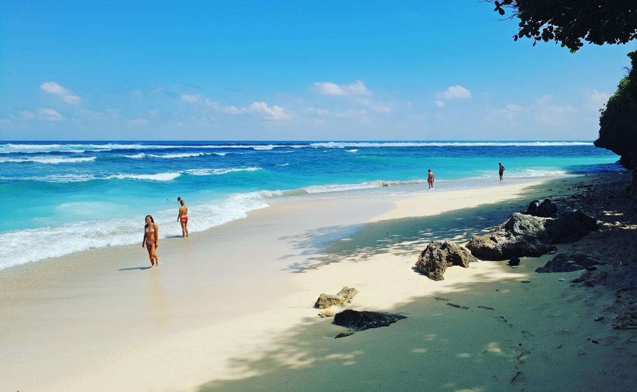 Foto af Melasti beach med lys sand overflade