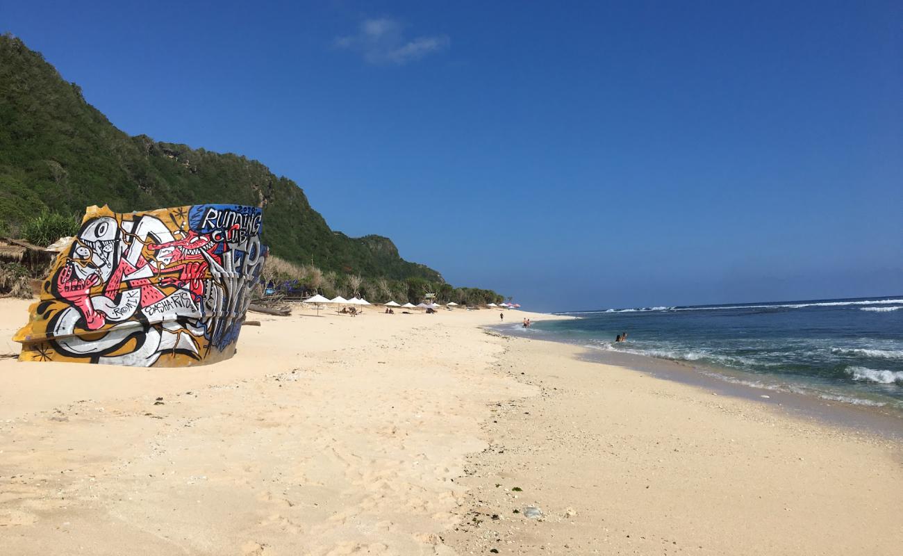 Foto af Nunggalan Beach med lys sand overflade