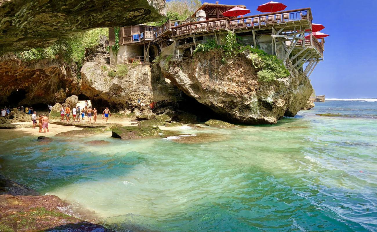 Foto af Uluwatu Strand med lys sand overflade