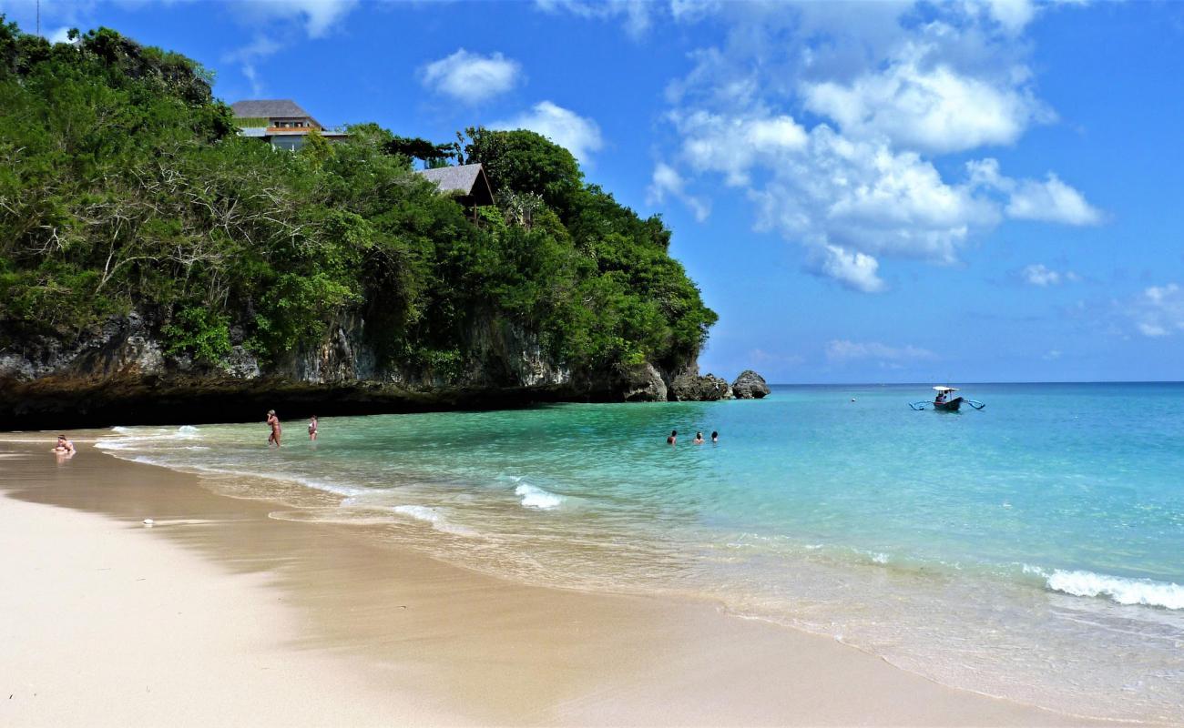 Foto af Padang Padang Strand med lys sand overflade