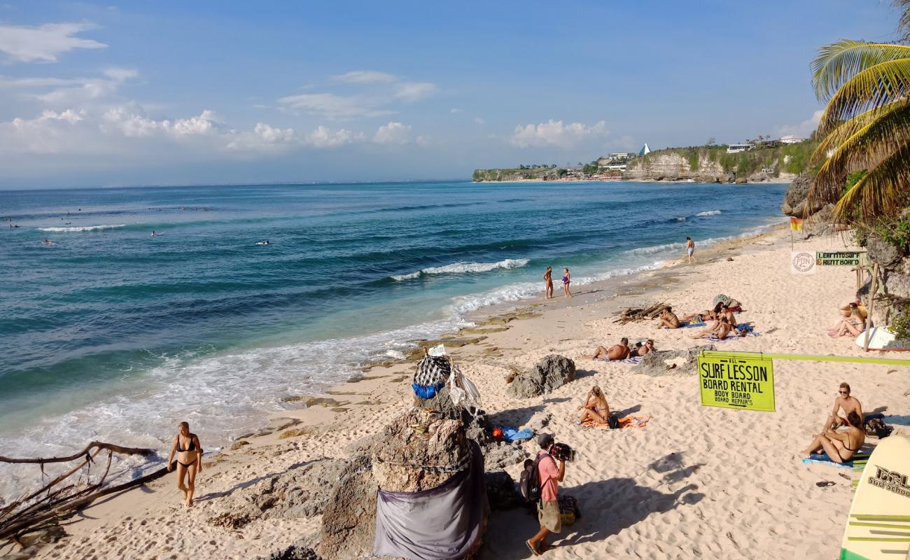 Foto af Bingin Beach med lys sand overflade