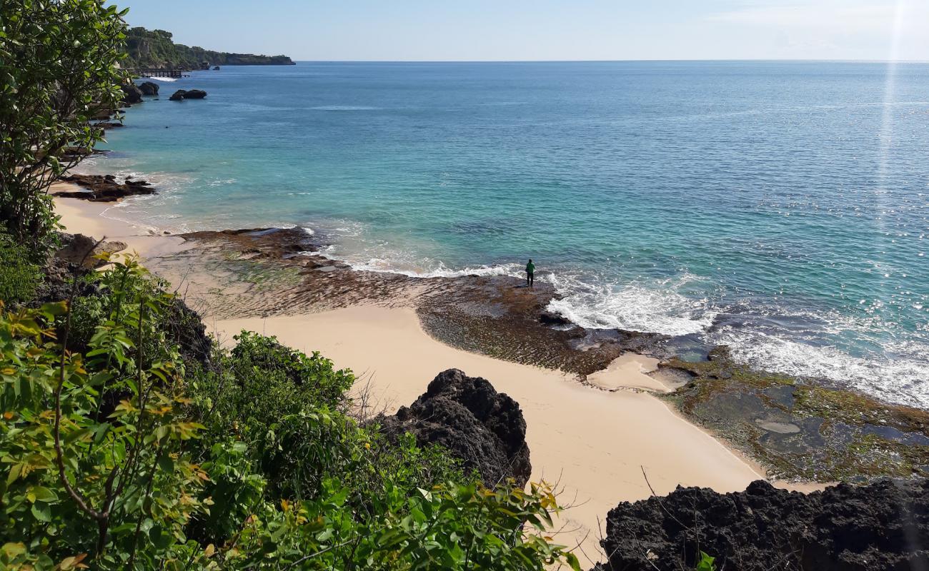 Foto af Cemongkak Beach med lyst sand & sten overflade