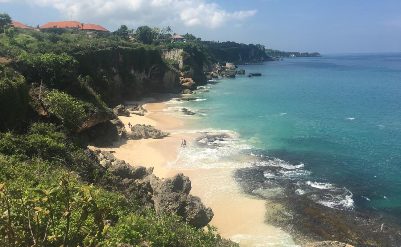 Foto af Kaneko Beach med lyst sand & sten overflade