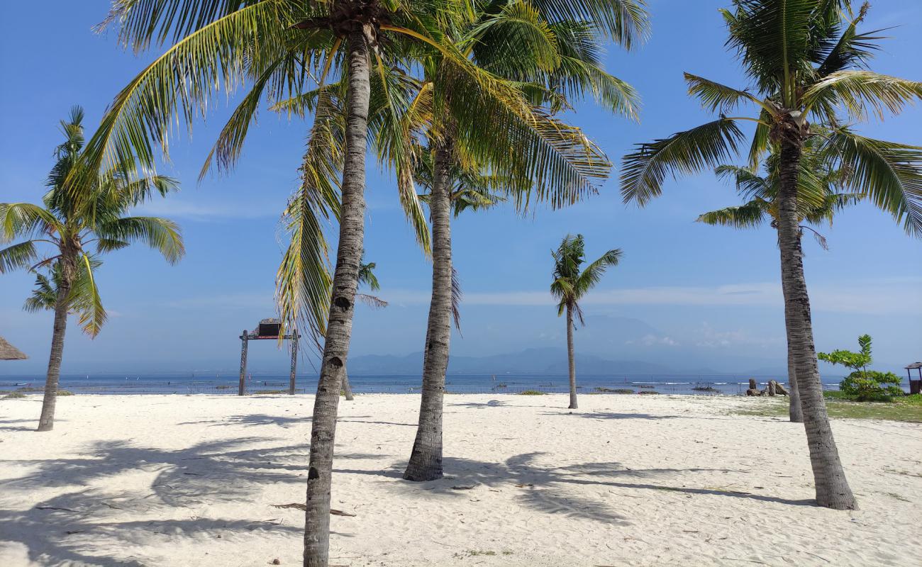 Foto af Mahagiri Beach med hvidt sand overflade