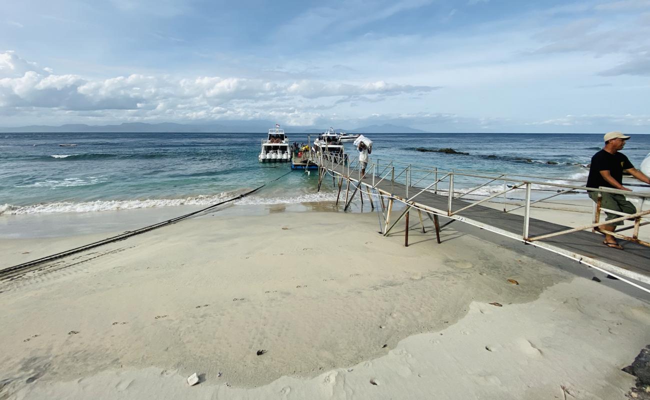 Foto af Sampalan Beach med grå sand overflade