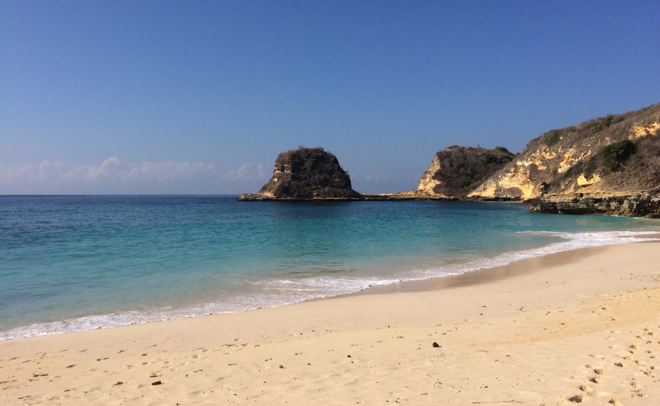 Foto af Tanjung Bloam Beach med lys sand overflade