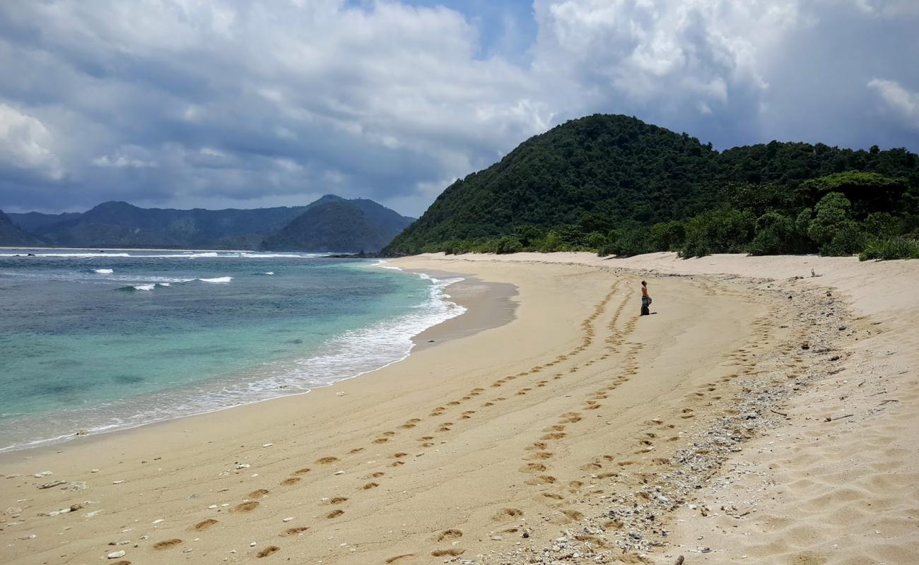 Foto af Mawi Beach med lys sand overflade