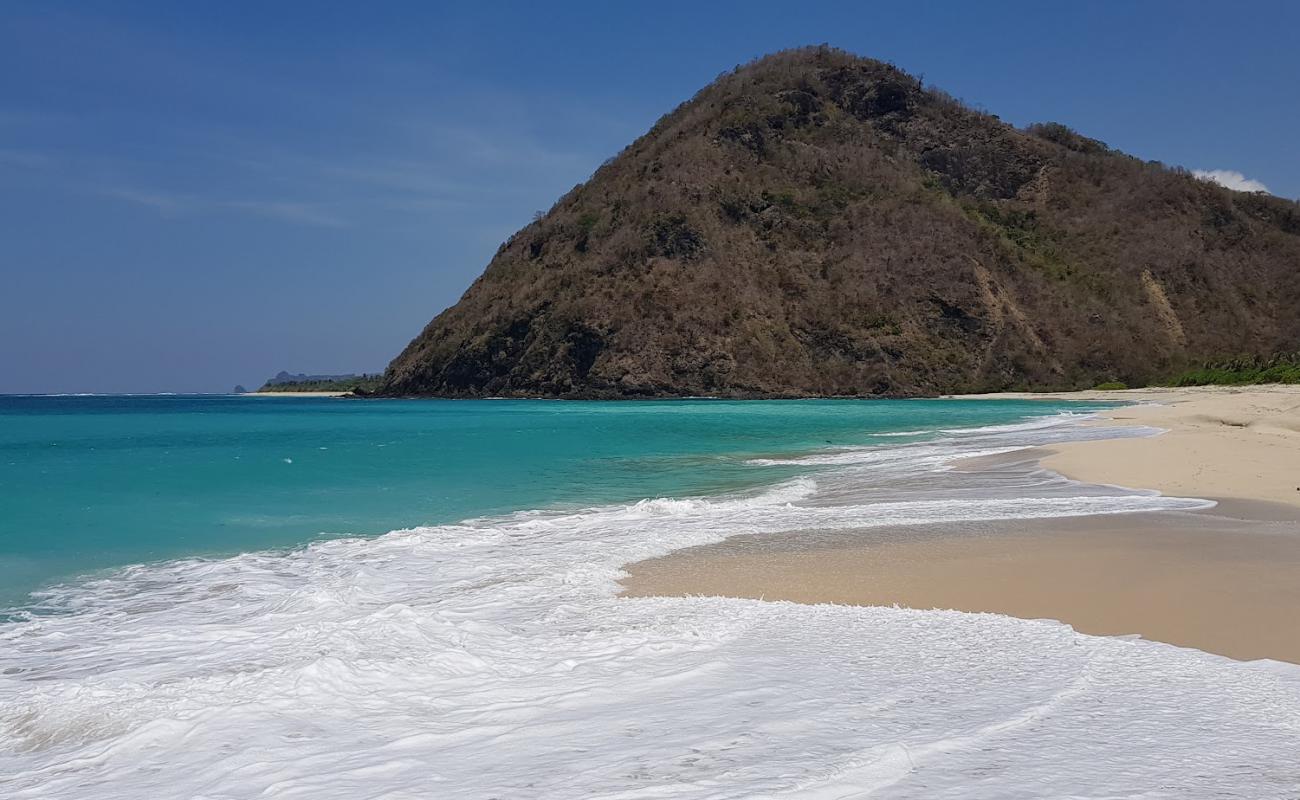 Foto af Tomang-Omang Beach med hvidt fint sand overflade