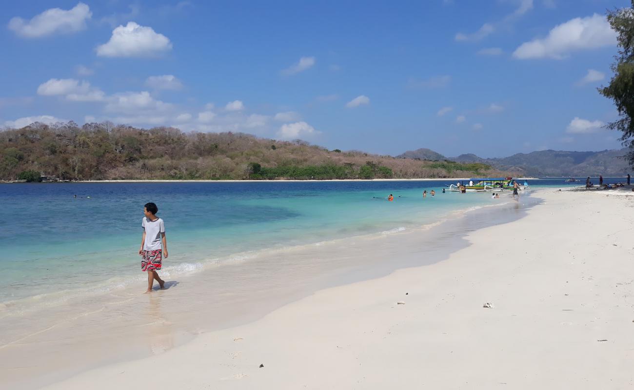 Foto af Gili Nangu Strand med hvidt fint sand overflade