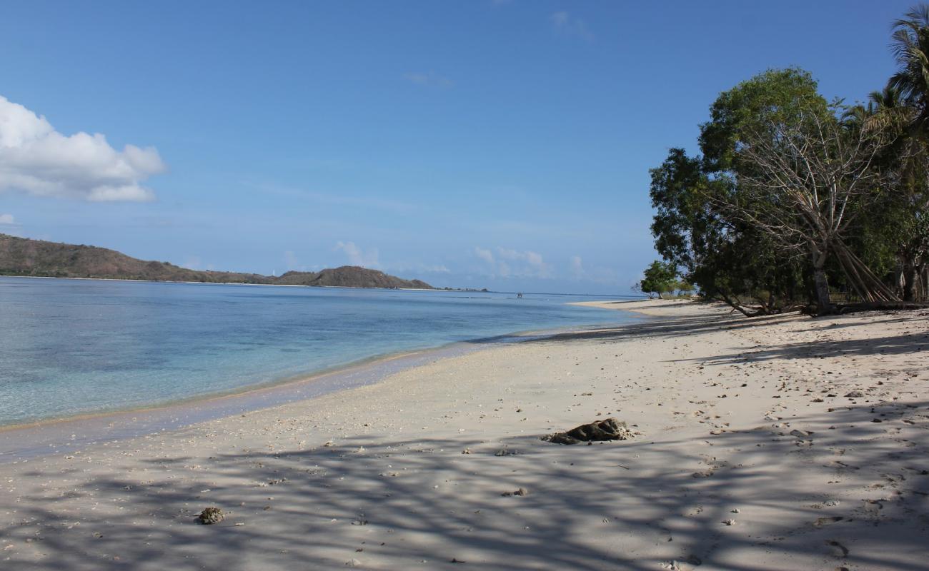 Foto af Gili Asahan Amahelia Beach med hvidt sand overflade