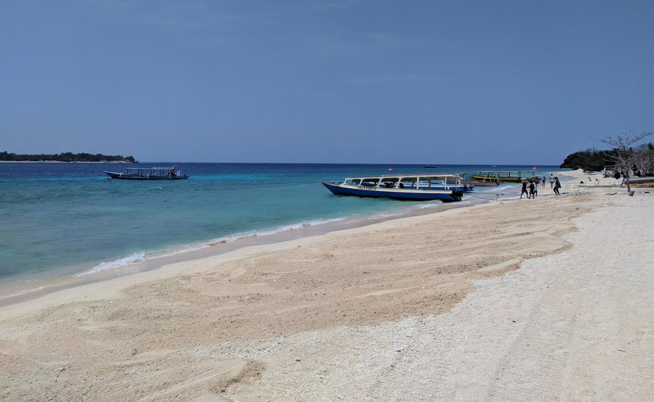 Foto af Gili Meno Bask Nest Beach med lys sand overflade