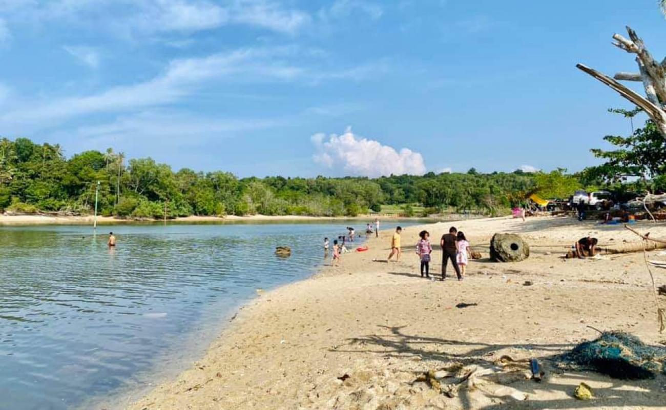 Foto af Bahagia Beach med lys skaldesand overflade