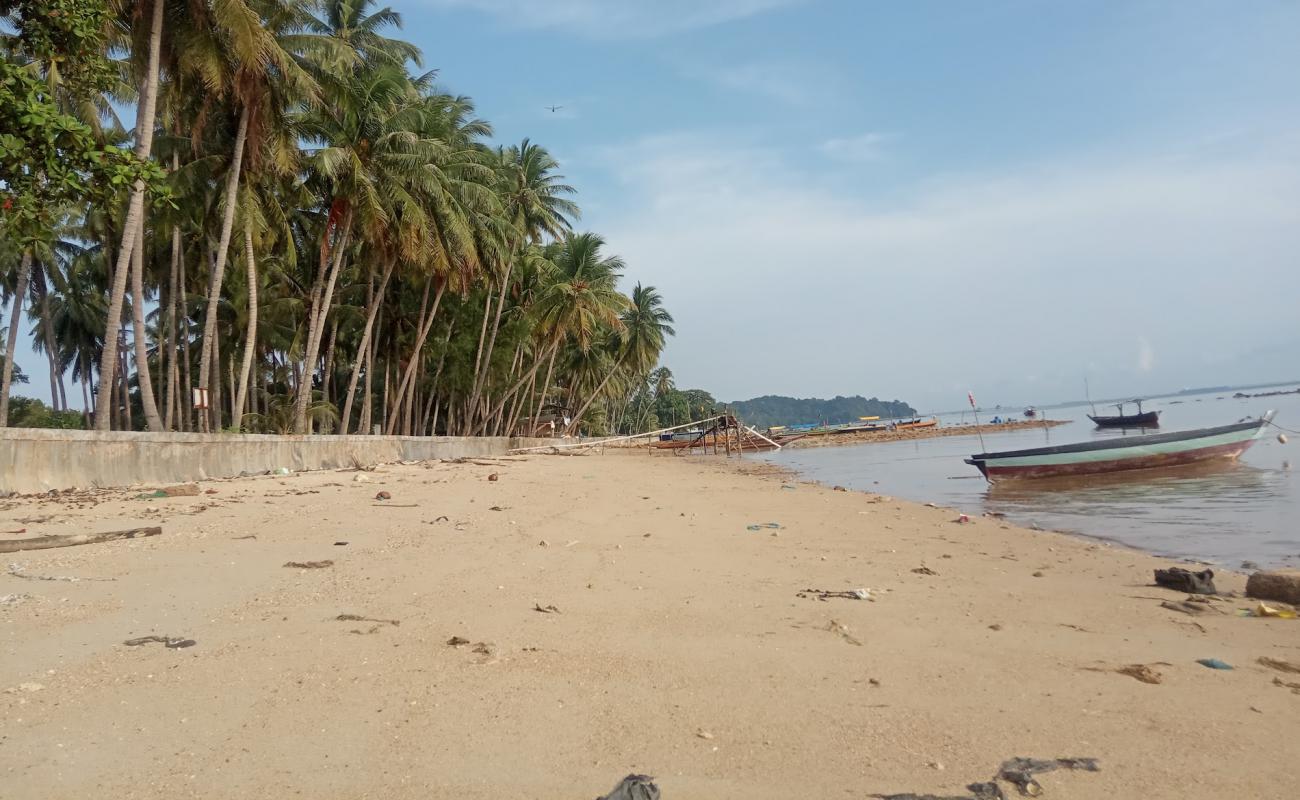 Foto af Teluk Mata Ikan Beach med lys sand overflade