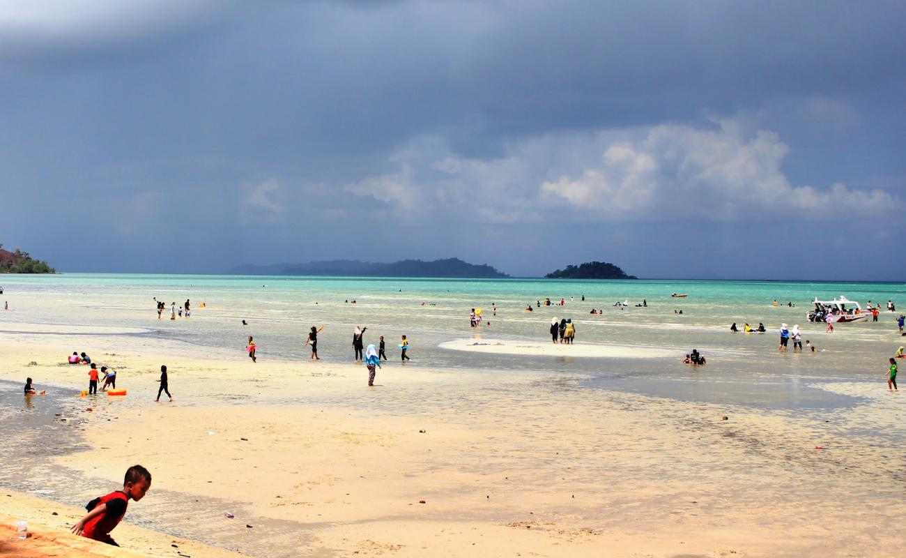 Foto af Melayu Beach med lys sand overflade