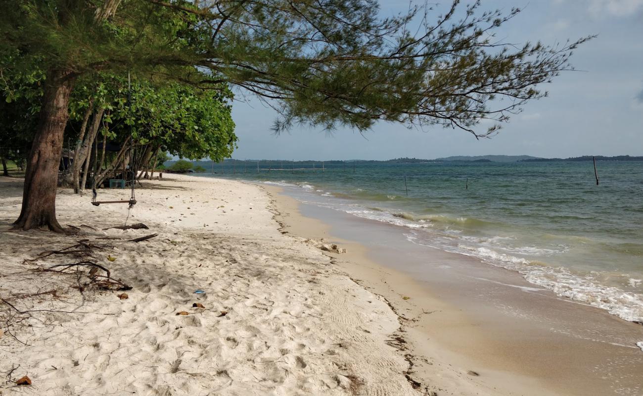 Foto af Tegar Putri Beach med lys sand overflade