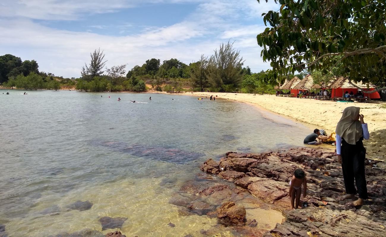 Foto af Elyora Beach med lys sand overflade