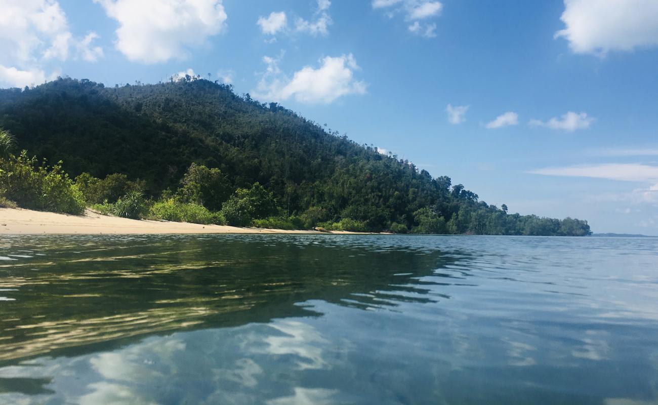 Foto af Pantai Kandap med lys sand overflade