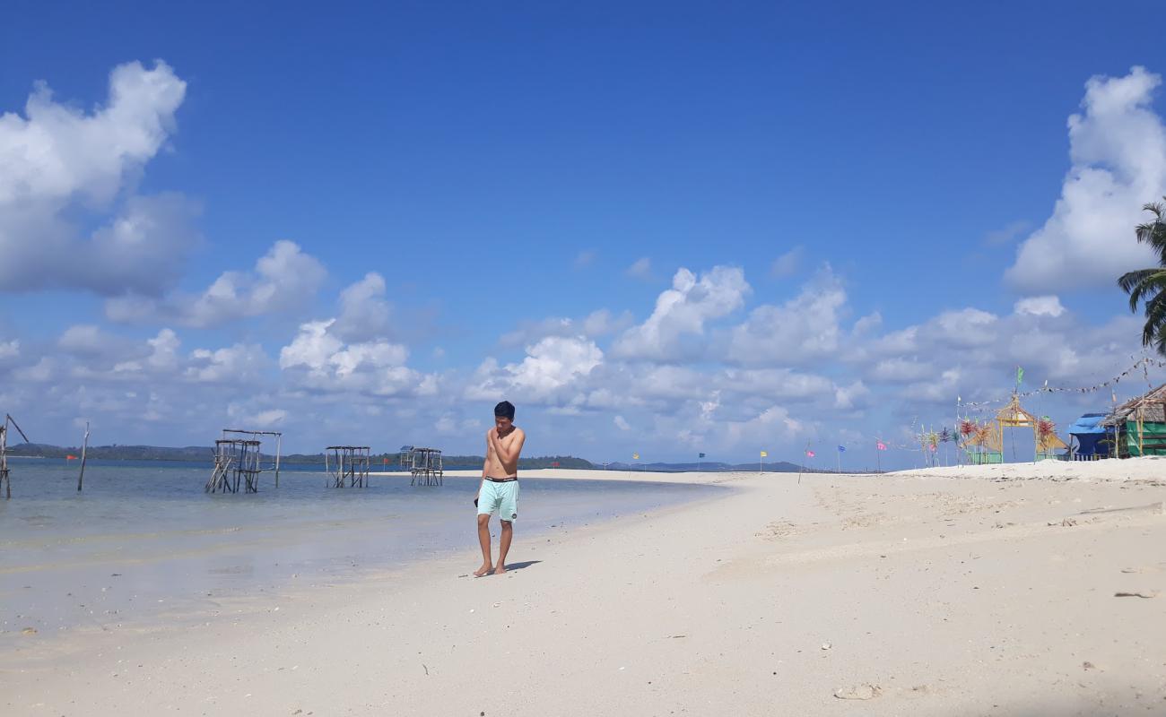 Foto af Mubut Darat Beach med hvidt sand overflade