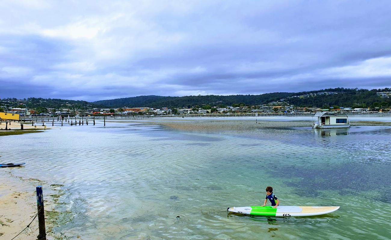 Foto af Mitchies Jetty Beach med lys fint sand overflade