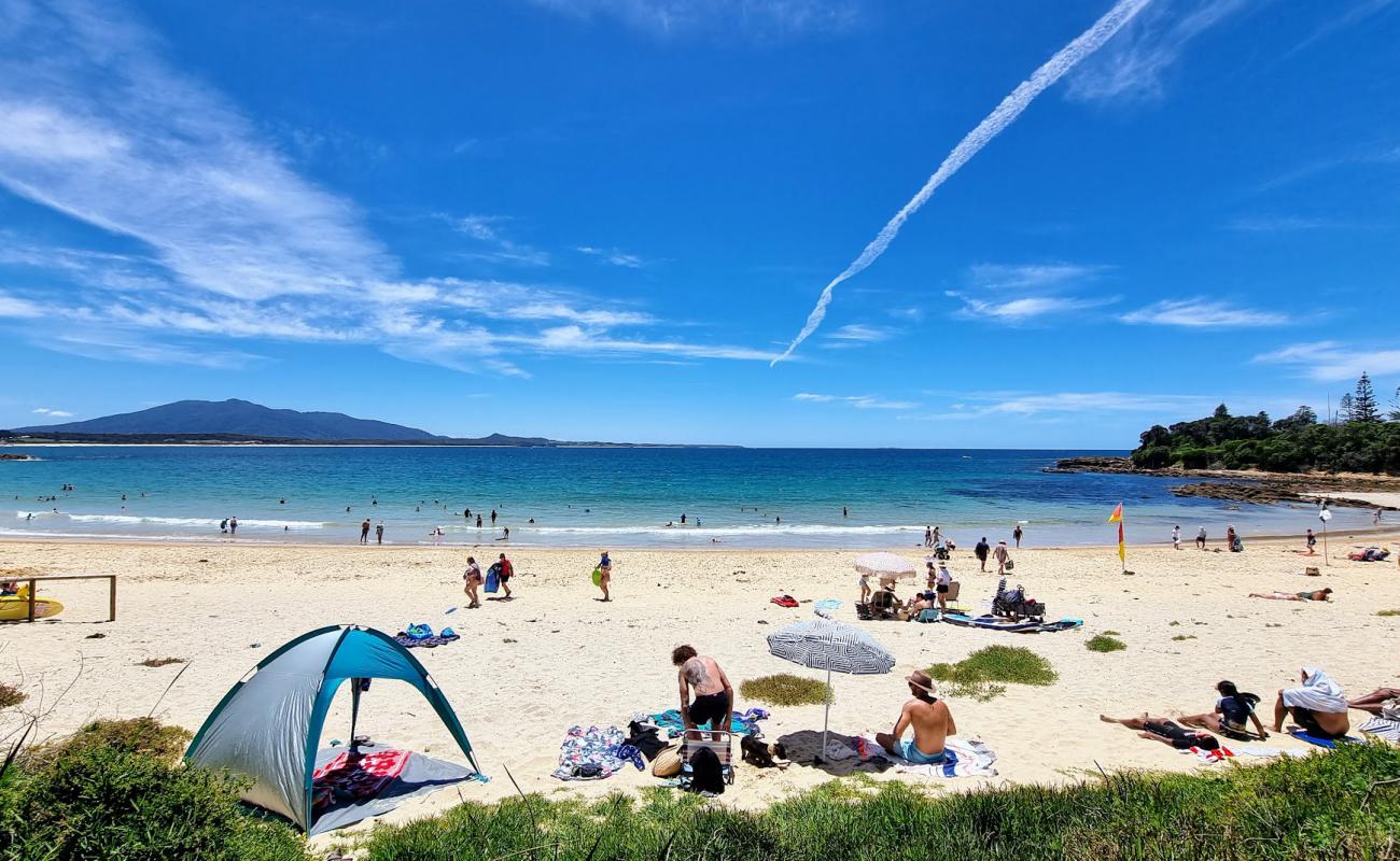 Foto af Main Beach med lys sand overflade